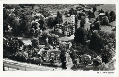 8236 Luchtfoto van het Kloosterpark met het complex van het Koninklijk Nederlands Meteorologisch Instituut te De Bilt ...